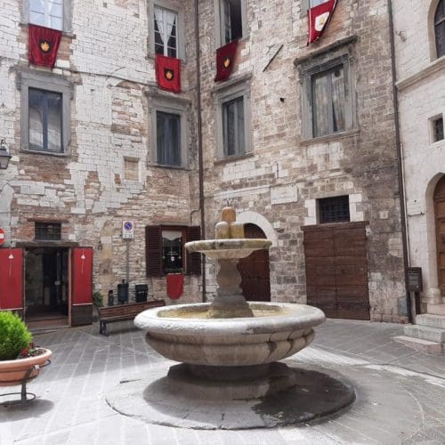 palazzo-del-bargello-Gubbio-e-fontana-del-bargello-1067x800