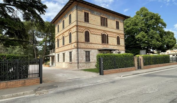 Villa-esterno-giorno-scaled